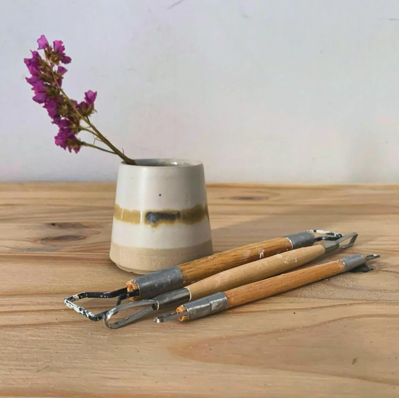 une tasse avec des outils